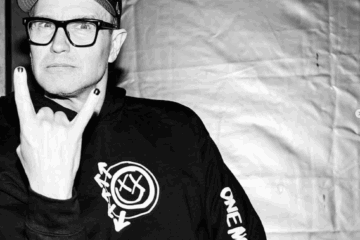 Vocalista e baixista da banda revelou que não suporta uma das faixas mais queridas do álbum Take Off Your Pants and Jacket. (Foto: Reprodução/Instagram)