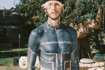 Em entrevista ao podcast Dumb Blonde, Machine Gun Kelly compartilhou experiências traumáticas de sua infância que moldaram sua visão de mundo. (Foto: Reprodução/Instagram)