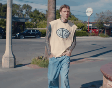 Clichê é o mais novo lançamento de Machine Gun Kelly; o álbum Lost Americana, próximo projeto do cantor, tem previsão de estreia ainda este ano. (Foto: Reprodução/YouTube)