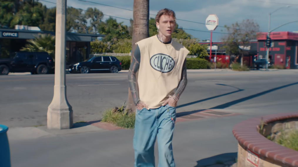 Clichê é o mais novo lançamento de Machine Gun Kelly; o álbum Lost Americana, próximo projeto do cantor, tem previsão de estreia ainda este ano. (Foto: Reprodução/YouTube)