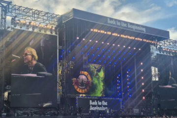 Guns N' Roses no palco do festival Back to the Beginning em Birmingham
