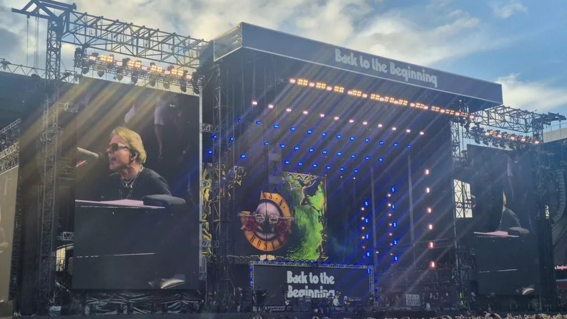 Guns N' Roses no palco do festival Back to the Beginning em Birmingham