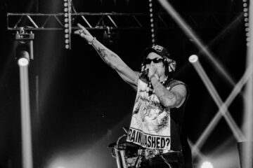 Matuê se apresenta na Fundição Progresso, no Rio de Janeiro, durante show da turnê do álbum “333”, com luzes intensas e visual marcante no palco.