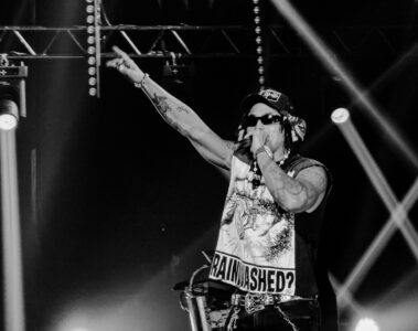 Matuê se apresenta na Fundição Progresso, no Rio de Janeiro, durante show da turnê do álbum “333”, com luzes intensas e visual marcante no palco.