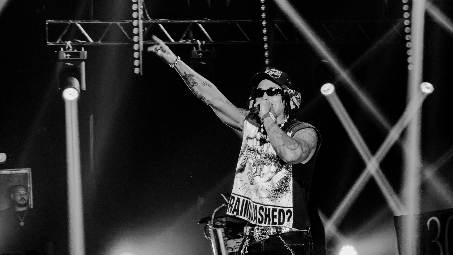 Matuê se apresenta na Fundição Progresso, no Rio de Janeiro, durante show da turnê do álbum “333”, com luzes intensas e visual marcante no palco.