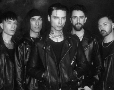 Integrantes do Black Veil Brides vestindo couro preto na divulgação do single Hallelujah (crédito: Jonathan Weiner)