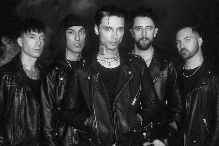 Integrantes do Black Veil Brides vestindo couro preto na divulgação do single Hallelujah (crédito: Jonathan Weiner)