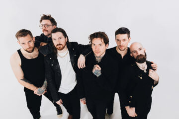 Integrantes da banda The Devil Wears Prada posam juntos para foto promocional de 2025.