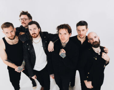 Integrantes da banda The Devil Wears Prada posam juntos para foto promocional de 2025.