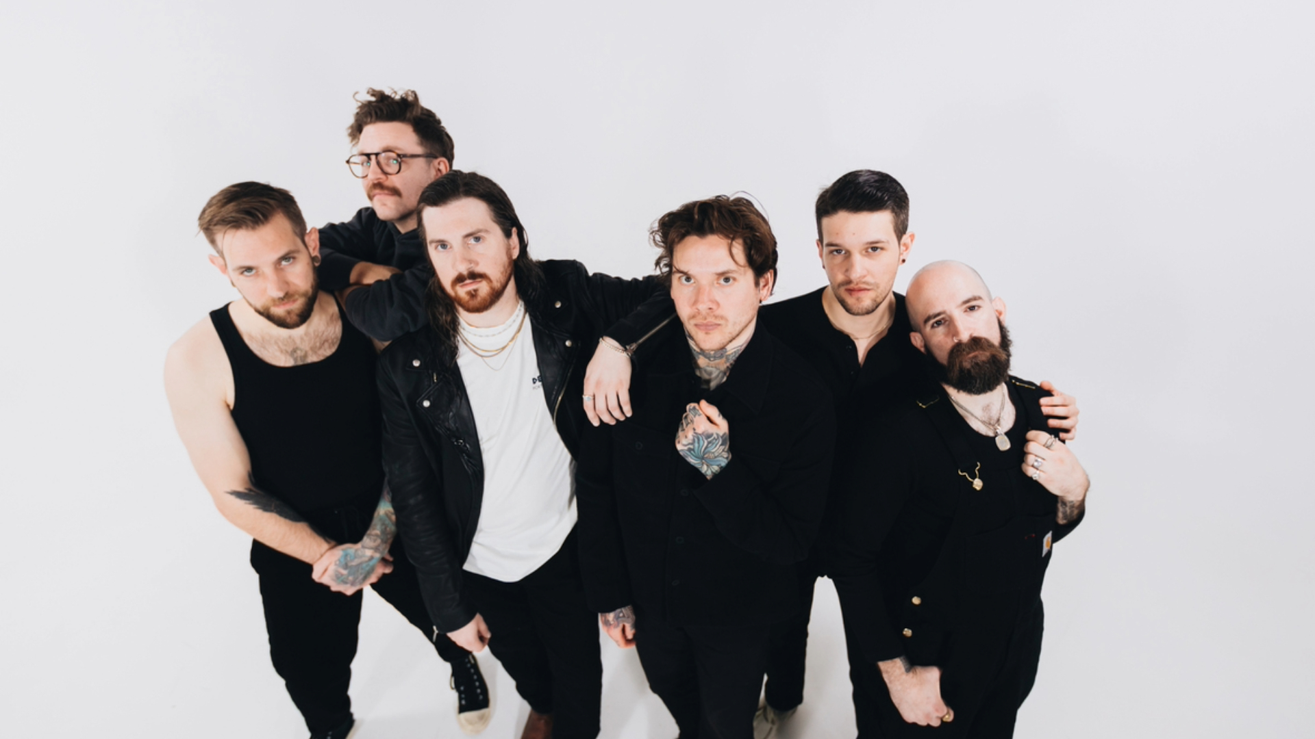 Integrantes da banda The Devil Wears Prada posam juntos para foto promocional de 2025.