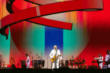Gilberto Gil no palco da turnê Tempo Rei em Curitiba, ao lado de sua banda, em show na Arena da Baixada.