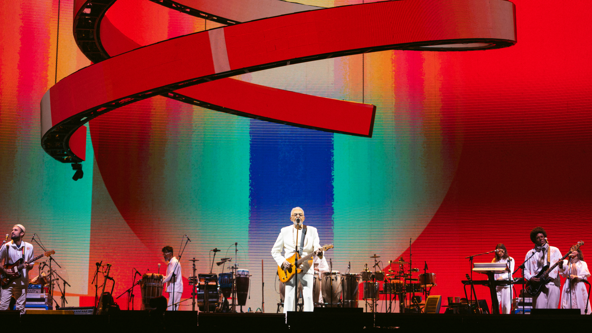 Gilberto Gil no palco da turnê Tempo Rei em Curitiba, ao lado de sua banda, em show na Arena da Baixada.