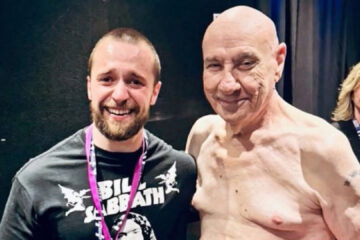 Eloy Casagrande e Bill Ward juntos nos bastidores do último show do Black Sabbath em Birmingham.