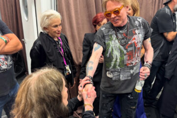 Ozzy Osbourne cumprimenta Axl Rose nos bastidores do último show do Black Sabbath em Birmingham