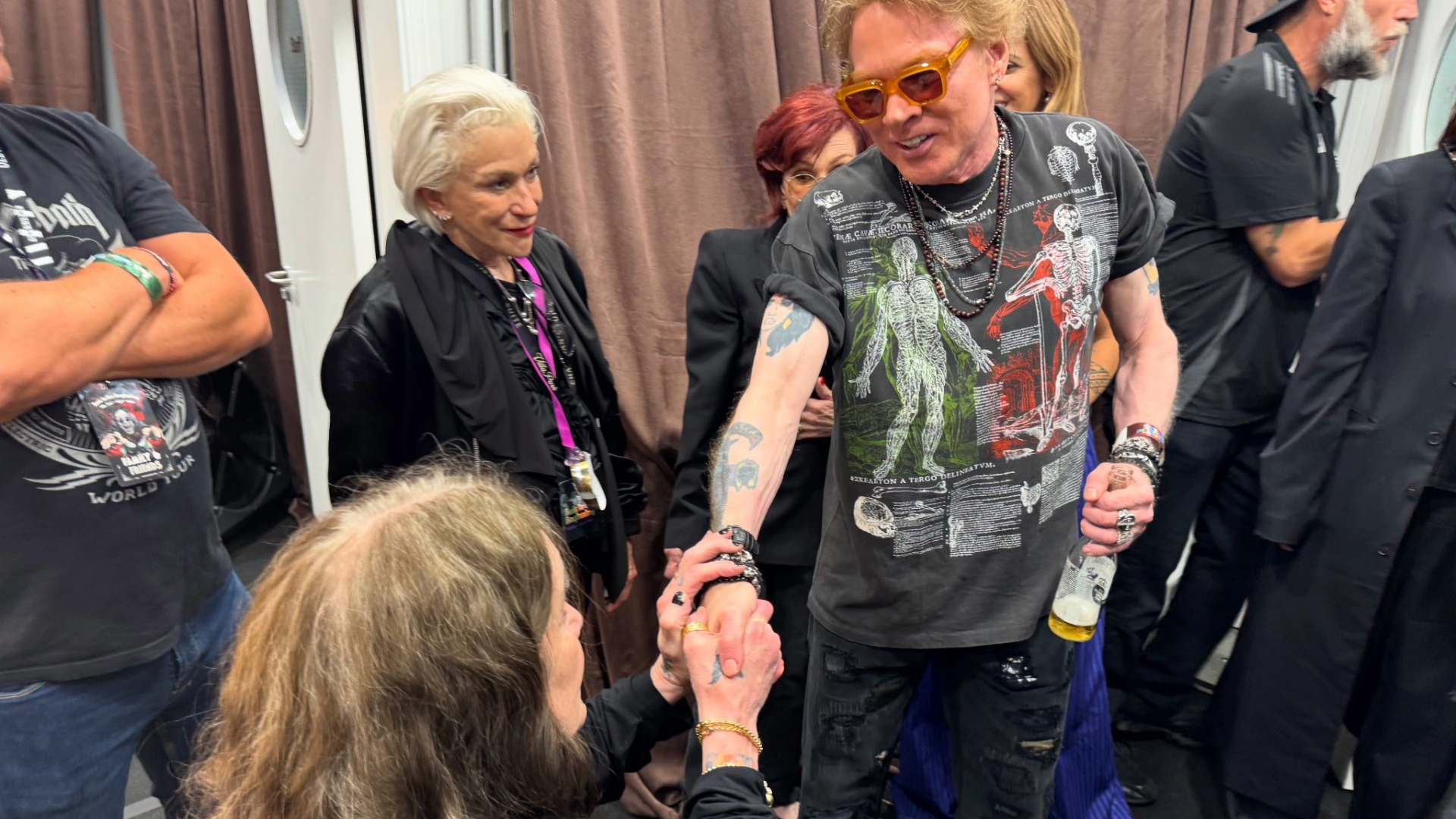 Ozzy Osbourne cumprimenta Axl Rose nos bastidores do último show do Black Sabbath em Birmingham