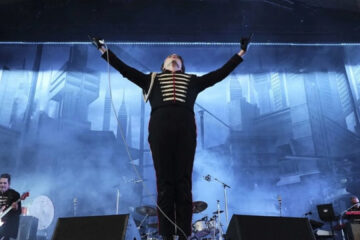 Gerard Way de braços abertos no palco durante show do My Chemical Romance em Seattle