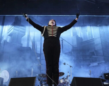 Gerard Way de braços abertos no palco durante show do My Chemical Romance em Seattle