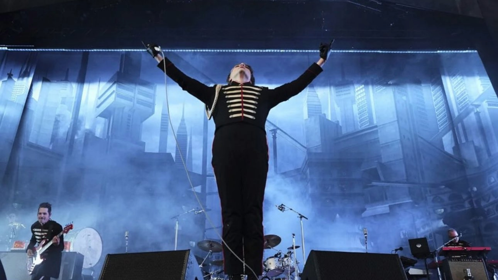 Gerard Way de braços abertos no palco durante show do My Chemical Romance em Seattle