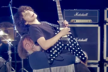 Jack Black levanta Roman Morello durante performance cover de "Mr. Crowley", homenagem a Ozzy Osbourne.