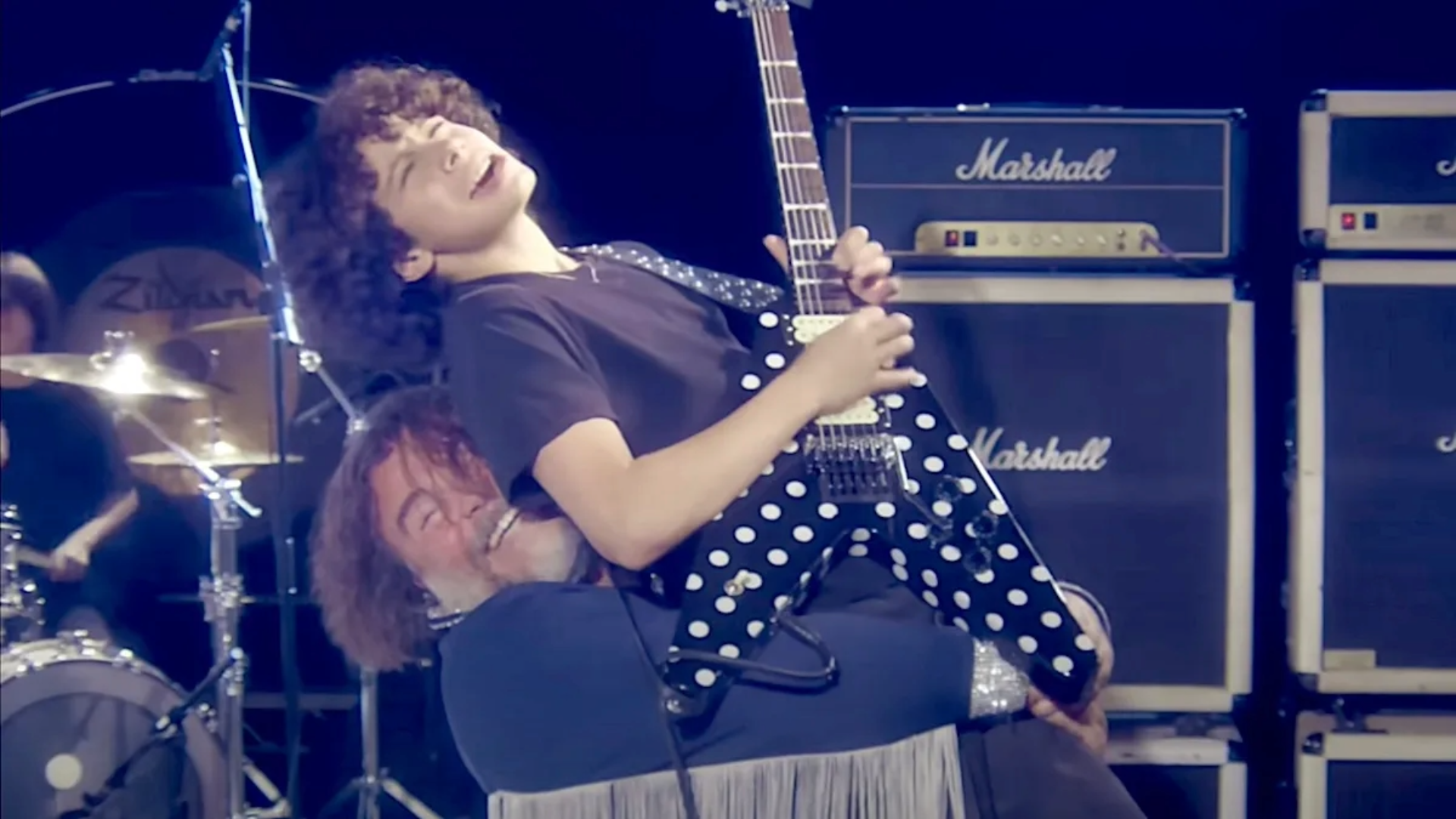 Jack Black levanta Roman Morello durante performance cover de "Mr. Crowley", homenagem a Ozzy Osbourne.
