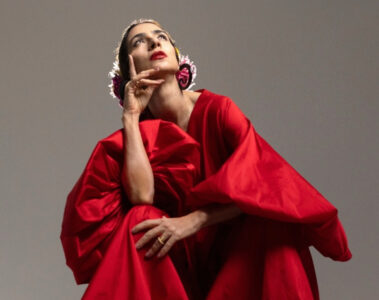 Marisa Monte veste figurino vermelho em ensaio para a turnê PHONICA com orquestra – Foto: Divulgação