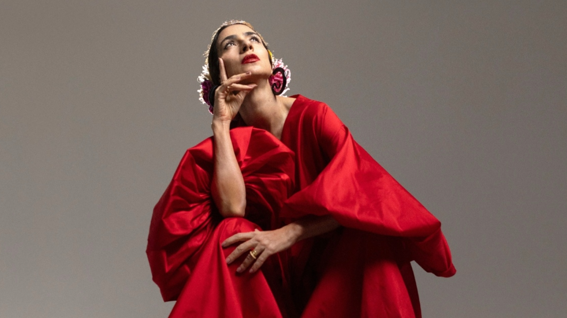 Marisa Monte veste figurino vermelho em ensaio para a turnê PHONICA com orquestra – Foto: Divulgação
