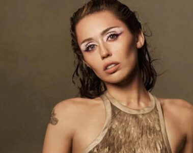 Miley Cyrus posa com maquiagem marcante e expressão séria, foto por Ethan James Green