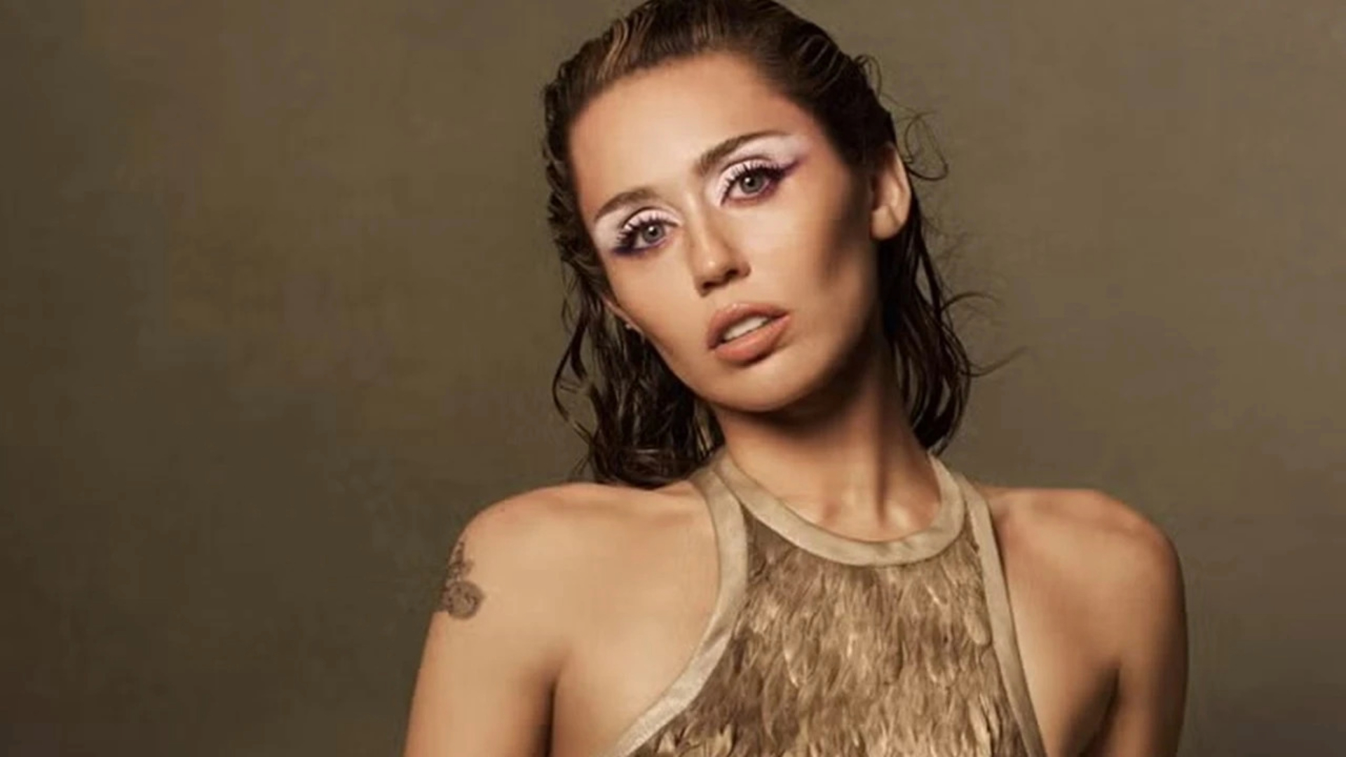 Miley Cyrus posa com maquiagem marcante e expressão séria, foto por Ethan James Green