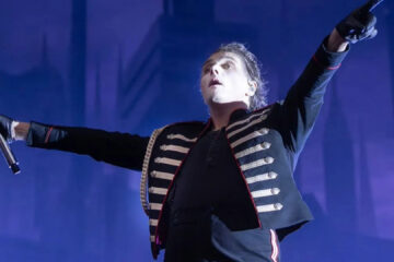 Gerard Way, vocalista do My Chemical Romance, durante performance teatral da turnê Long Live The Black Parade. Foto de Raymond Ahner.