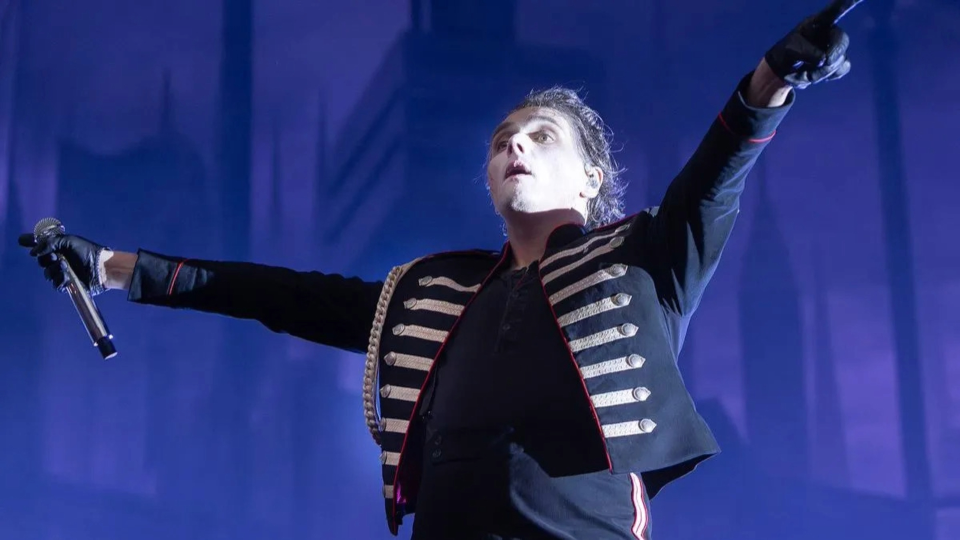 Gerard Way, vocalista do My Chemical Romance, durante performance teatral da turnê Long Live The Black Parade. Foto de Raymond Ahner.