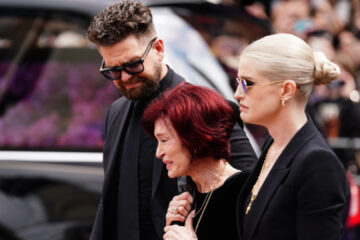 Sharon Osbourne chora ao lado dos filhos Jack e Kelly durante o cortejo fúnebre de Ozzy Osbourne em Birmingham.