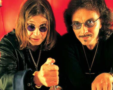 Ozzy Osbourne e Tony Iommi juntos em imagem promocional com fundo vermelho, representando a irmandade do Black Sabbath.