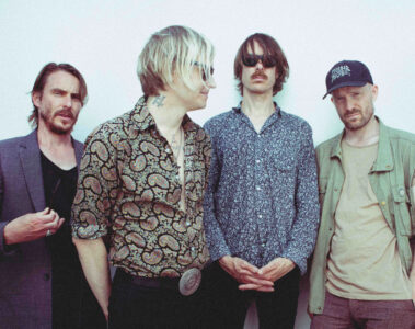 A banda sueca Refused em foto promocional, clicada por Tim Tronckoe. Os quatro integrantes aparecem de frente para a câmera, com estilo alternativo e roupas estampadas.