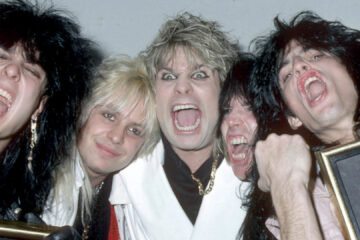 Ozzy Osbourne e integrantes do Mötley Crüe nos anos 1980, gritando e celebrando juntos