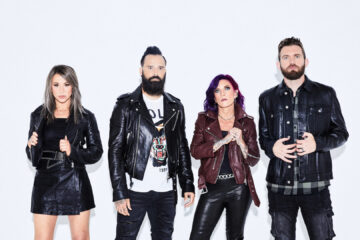 Foto promocional da banda Skillet com os integrantes John Cooper, Korey Cooper, Jen Ledger e Seth Morrison, divulgando a turnê no Brasil em 2025.