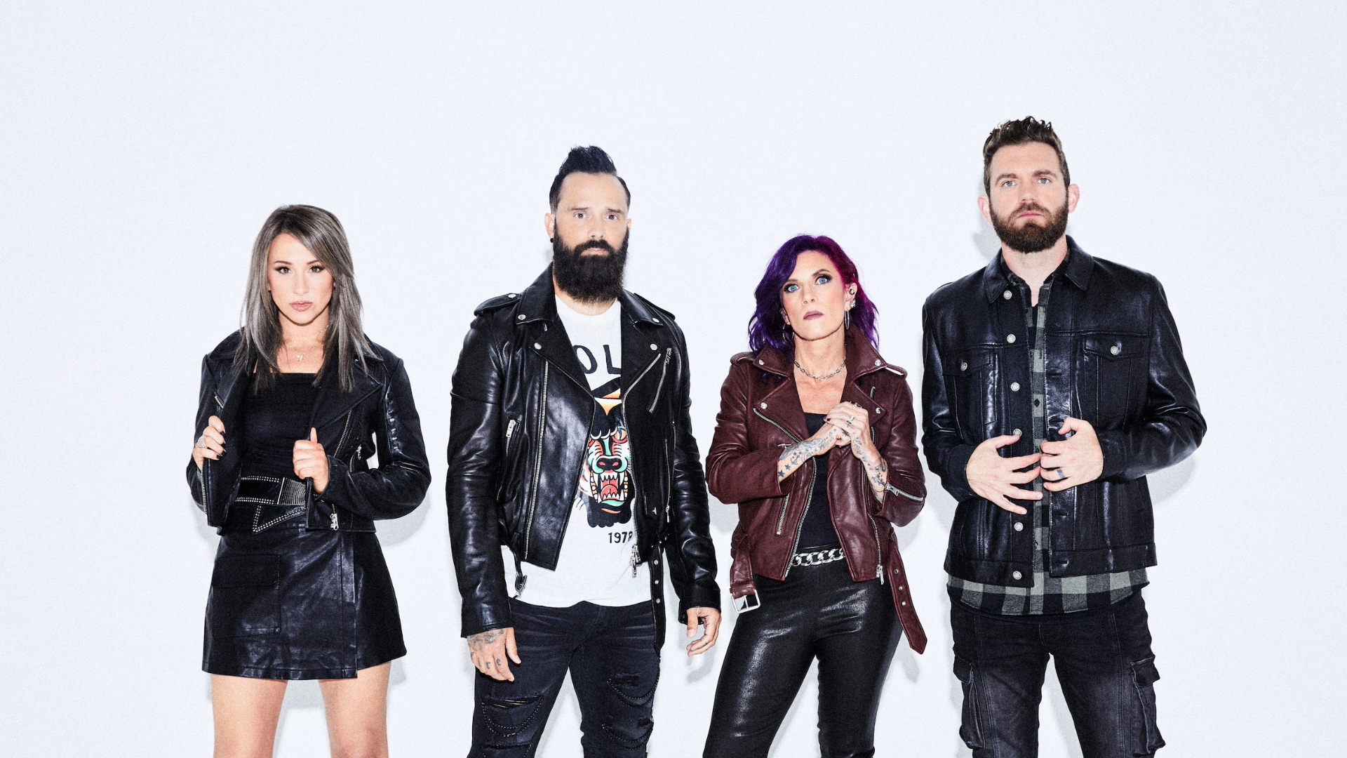 Foto promocional da banda Skillet com os integrantes John Cooper, Korey Cooper, Jen Ledger e Seth Morrison, divulgando a turnê no Brasil em 2025.