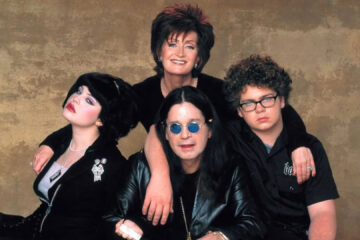 Família Osbourne reunida no reality show The Osbournes, com Ozzy, Sharon, Jack e Kelly posando para foto promocional