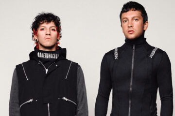 Twenty One Pilots inicia a turnê Breach em 2025; na foto, Josh Dun e Tyler Joseph posam com figurinos em preto.