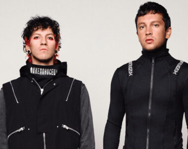 Twenty One Pilots inicia a turnê Breach em 2025; na foto, Josh Dun e Tyler Joseph posam com figurinos em preto.