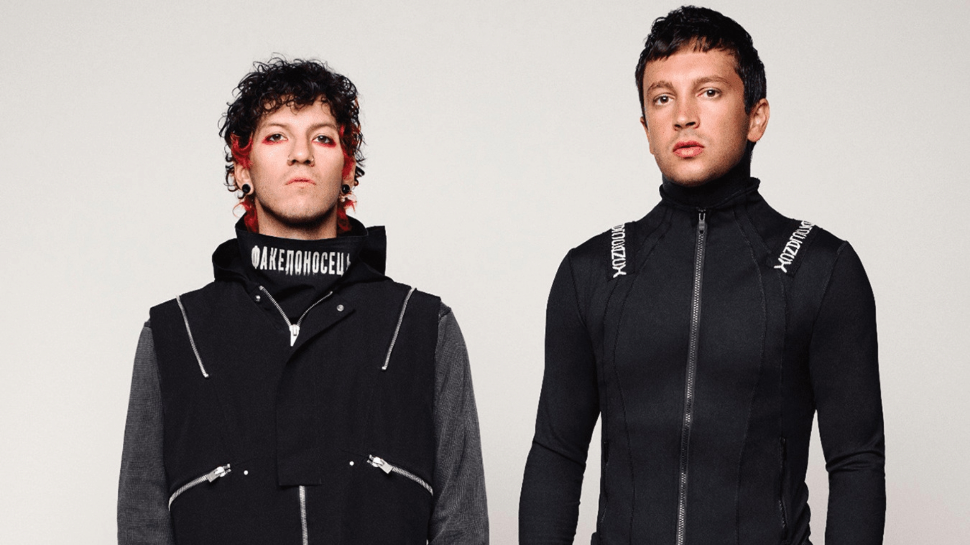 Twenty One Pilots inicia a turnê Breach em 2025; na foto, Josh Dun e Tyler Joseph posam com figurinos em preto.