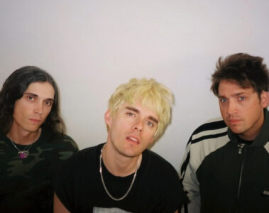 Integrantes da banda Waterparks posando para foto promocional com expressão séria.