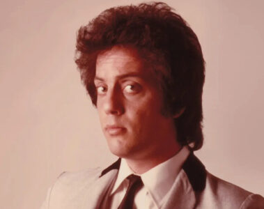 Retrato de Billy Joel nos anos 70, imagem usada no documentário And So It Goes, da HBO Max