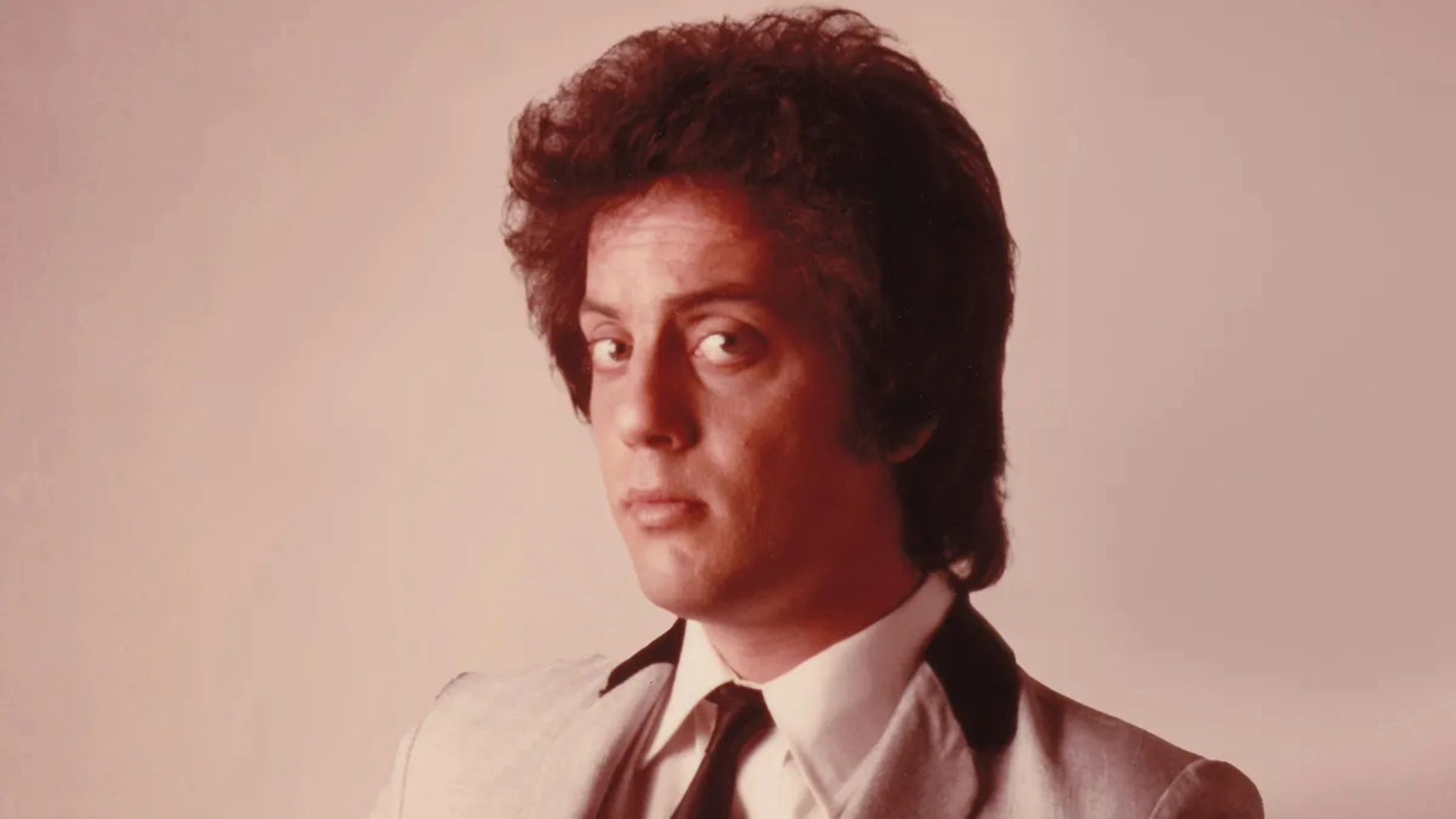Retrato de Billy Joel nos anos 70, imagem usada no documentário And So It Goes, da HBO Max