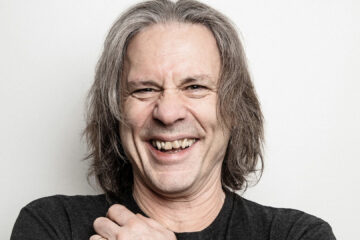 Bruce Dickinson sorrindo em foto de estúdio