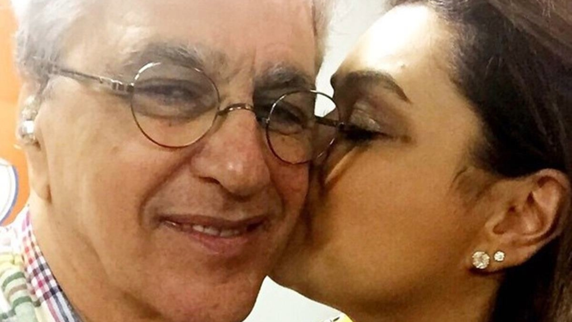 Caetano Veloso recebe beijo carinhoso de Preta Gil em foto de homenagem