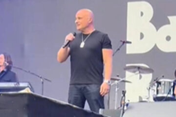 David Draiman do Disturbed no palco durante show tributo "Back to the Beginning" do Black Sabbath em Birmingham, 2025.