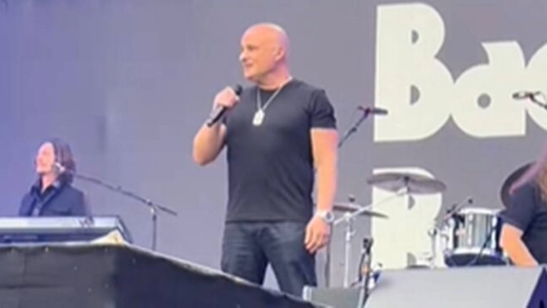 David Draiman do Disturbed no palco durante show tributo "Back to the Beginning" do Black Sabbath em Birmingham, 2025.