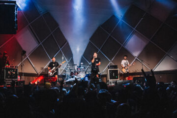 Banda Dead Fish se apresenta no palco do Cine Joia, em São Paulo, durante show lotado com muito mosh e protesto político – julho de 2025.