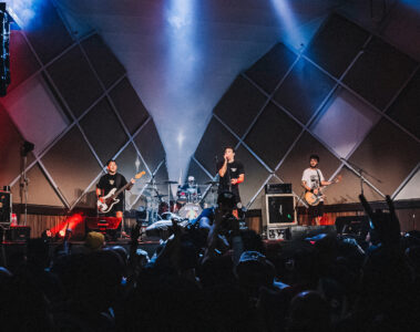 Banda Dead Fish se apresenta no palco do Cine Joia, em São Paulo, durante show lotado com muito mosh e protesto político – julho de 2025.