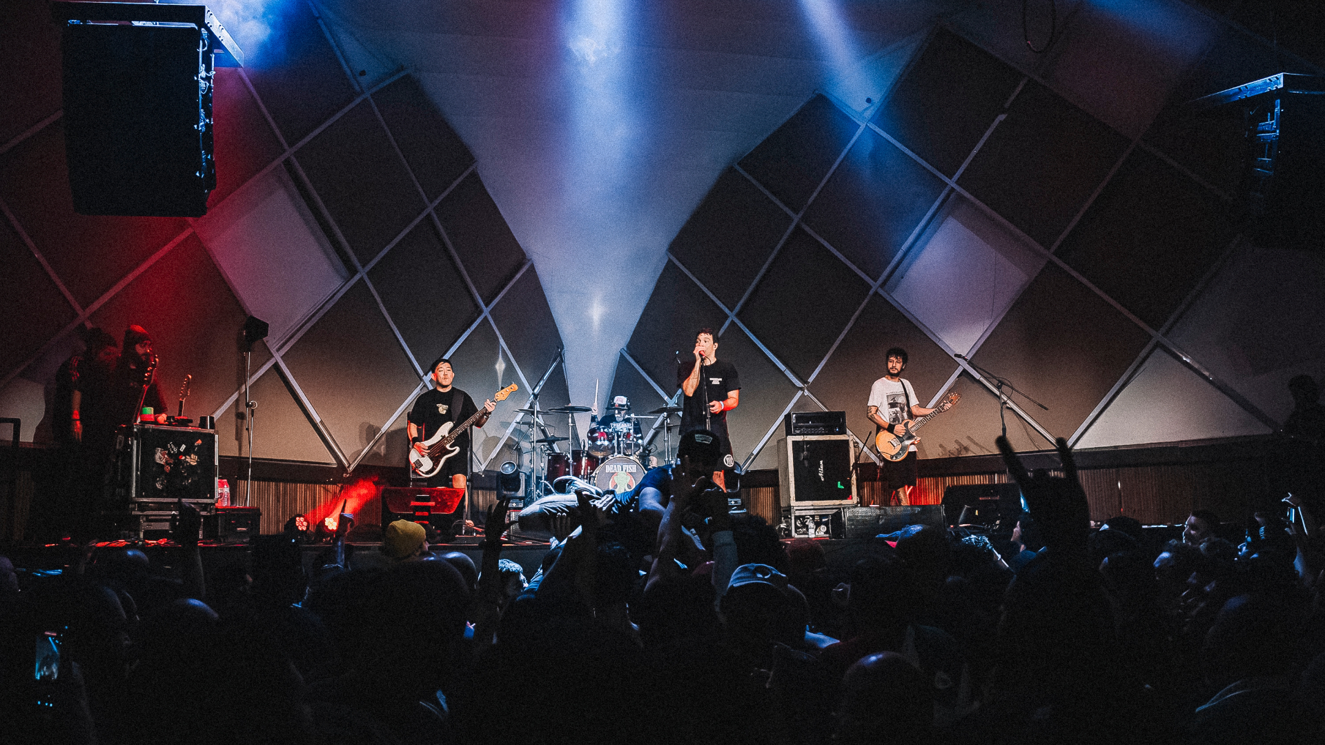 Banda Dead Fish se apresenta no palco do Cine Joia, em São Paulo, durante show lotado com muito mosh e protesto político – julho de 2025.